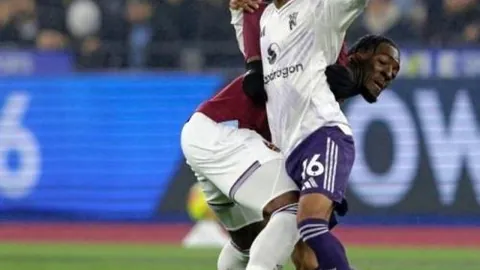 “第55惊险瞬间！多库神射再现，曼城防线意外折射制胜，5-1优势明显！”